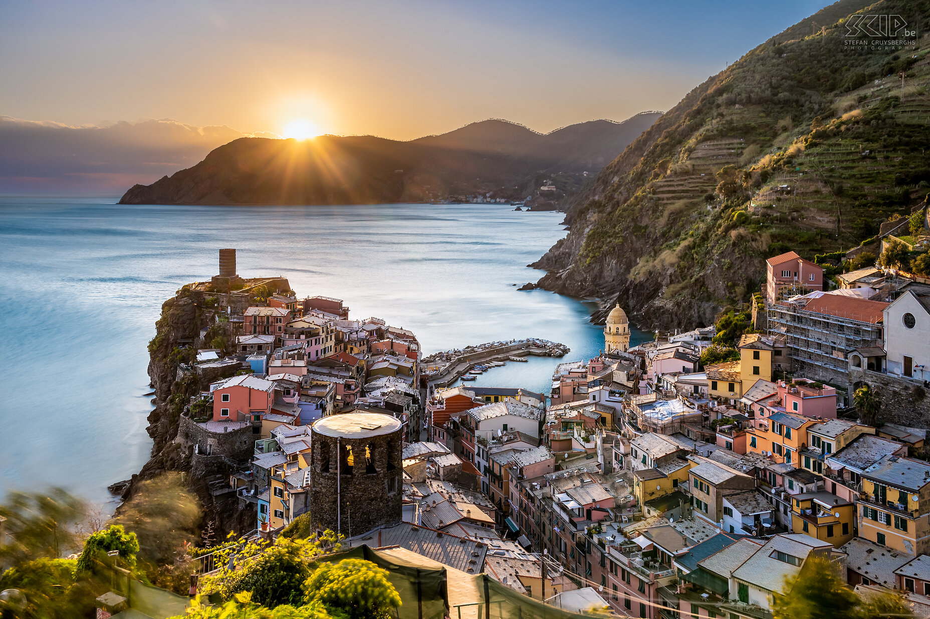 Vernazza - Zonsondergang We verbleven ook een week in Vernazza, een wondermooi dorpje behorende bij het beroemde Cinque Terre, de vijf prachtige dorpjes aan de ruige Ligurgische kust. De dorpen zijn Monterosso al Mare, Vernazza, Corniglia, Riomaggiore en Manarola. Sinds 1997 staan deze dorpen op de Werelderfgoedlijst van de UNESCO. De dorpen zijn niet bereikbaar met de auto, maar alleen met de trein, boot of via het wandelpad dat de vijf dorpen met elkaar verbindt, de Via dell´Amore.  Stefan Cruysberghs